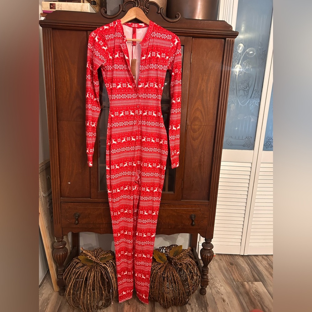 NWT SKIMS bedtime, onesie Red Patterned Long Sleeve Jumpsuit women’s size small